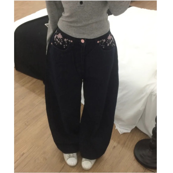 Embroidery Jeans Sakura - กางเกงยีนส์ทรงหลวมปักลายซากุระ เอวสูง ทรงตรง ขายาว สีดำ ผ้าฝ้ายเดนิม