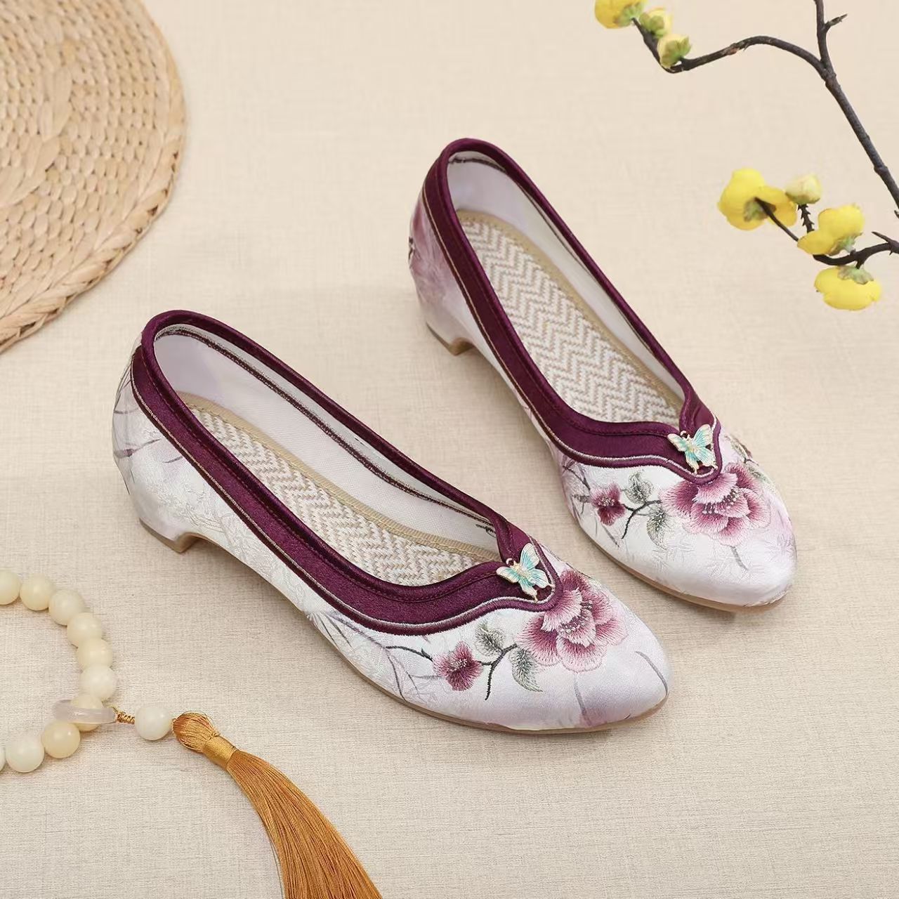 Embroidery Style - รองเท้าสตรีส้นเตี้ยปักลายกี่เพ้าสไตล์จีน พื้นนุ่ม หัวกลม สวมง่าย คุณภาพสูง ผ้าไหมสีนู้ด