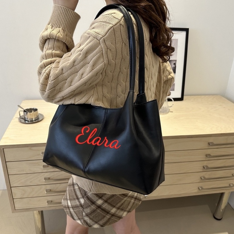 Embroidery Name Designs - กระเป๋าถือแบบสะพายไหล่เดี่ยวพร้อมสายสะพายยาว ปักลายตามสั่ง ออกแบบสำหรับสะพายใต้แขน พร้อมบริการสลักชื่อบนด้านหน้า เหมาะสำหรับเป็นของขวัญและใช้เก็บของ