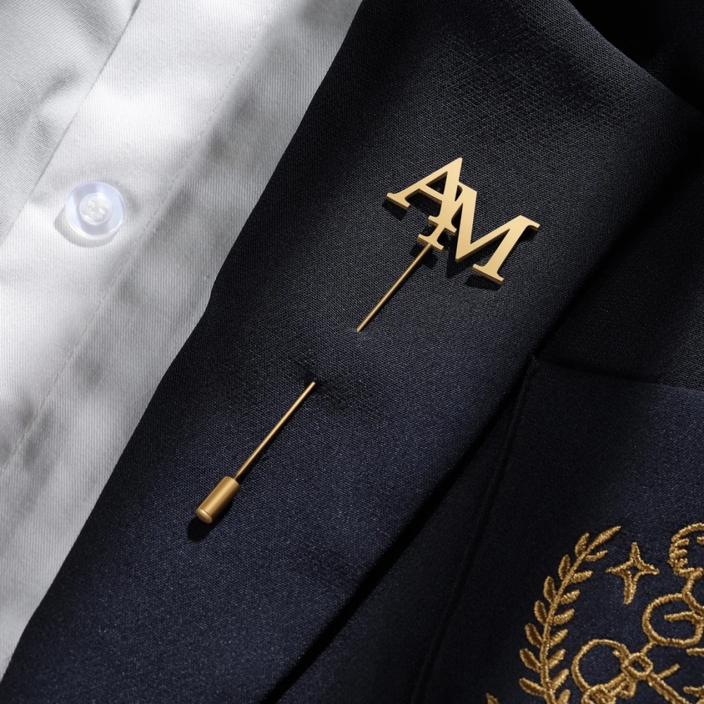 Embroidery Initials - เข็มกลัดอักษรย่อแบบกำหนดเองสำหรับผู้ชาย เครื่องประดับสแตนเลสสตีล ตัวอักษรคู่แบบส่วนตัว ของขวัญสำหรับเขา