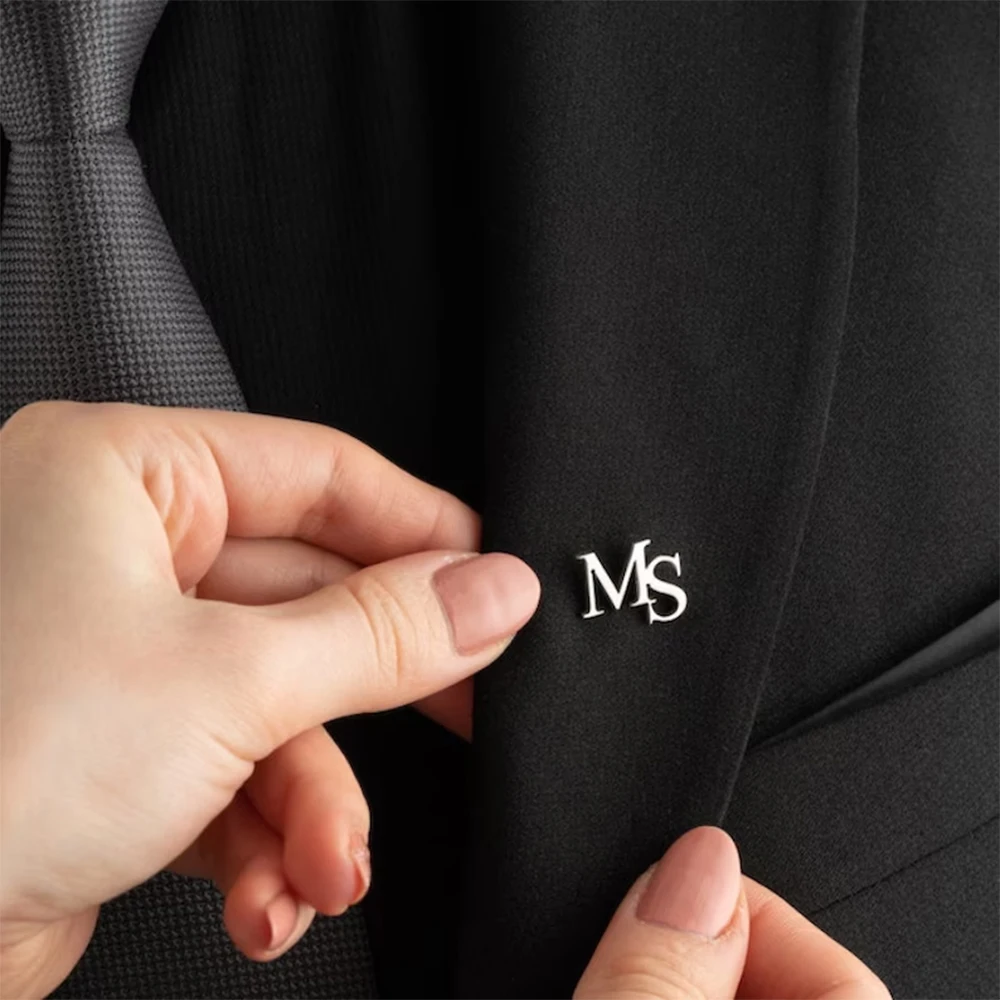 Embroidery Initials - CUSTOM เริ่มต้นเข็มกลัดสําหรับผู้หญิงส่วนบุคคลสแตนเลสสตีลตัวอักษรเข็มกลัดผู้ชาย COLLAR Badge เจ้าบ่าวงานแต่งงานของขวัญ