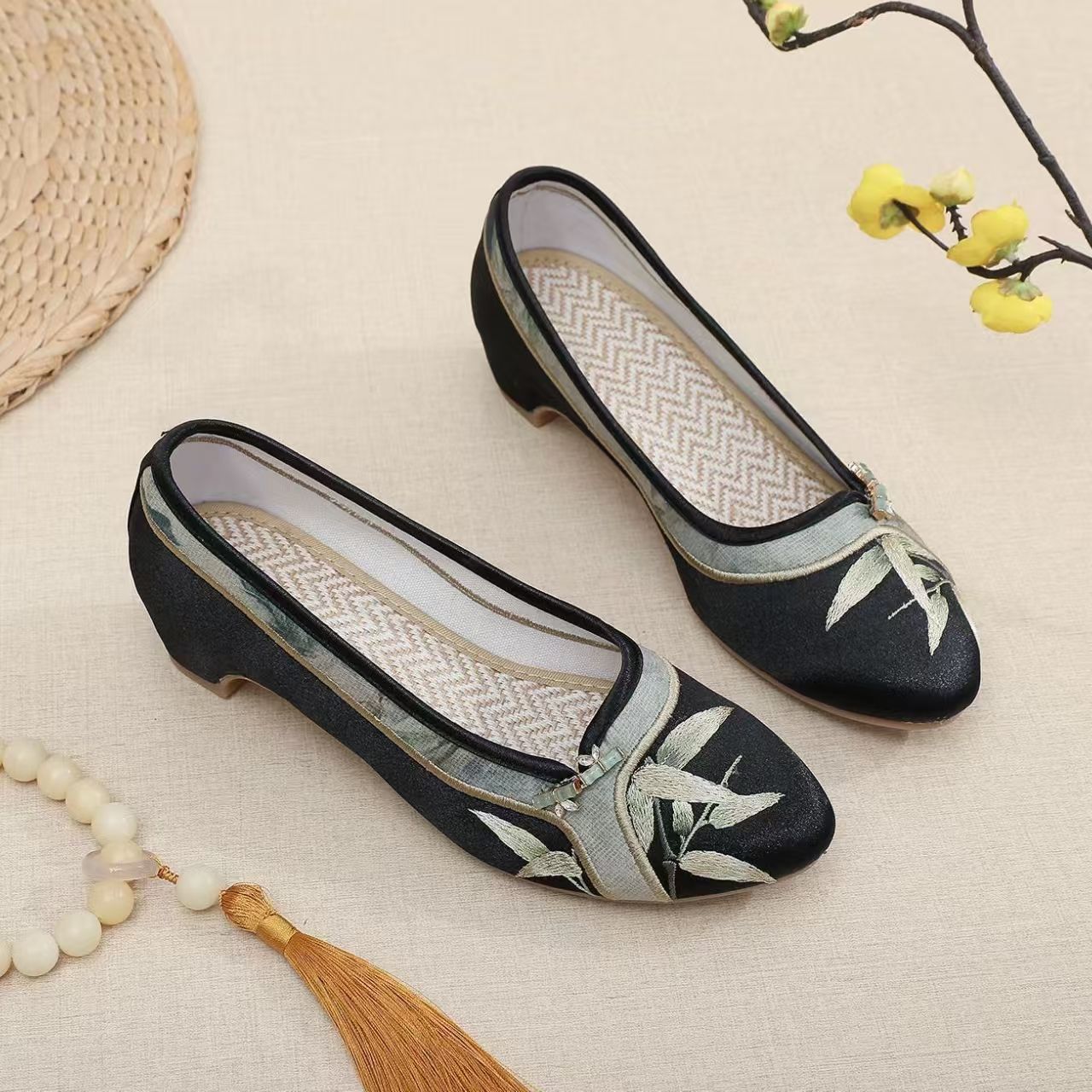 รองเท้าสตรีส้นเตี้ยปักลายกี่เพ - Embroidery Style บทวิจารณ์และราคา