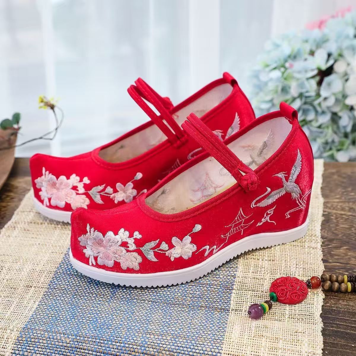 รองเท้าผู้หญิงแบบมีปักลายด้านใ - Embroidery Style บทวิจารณ์และราคา