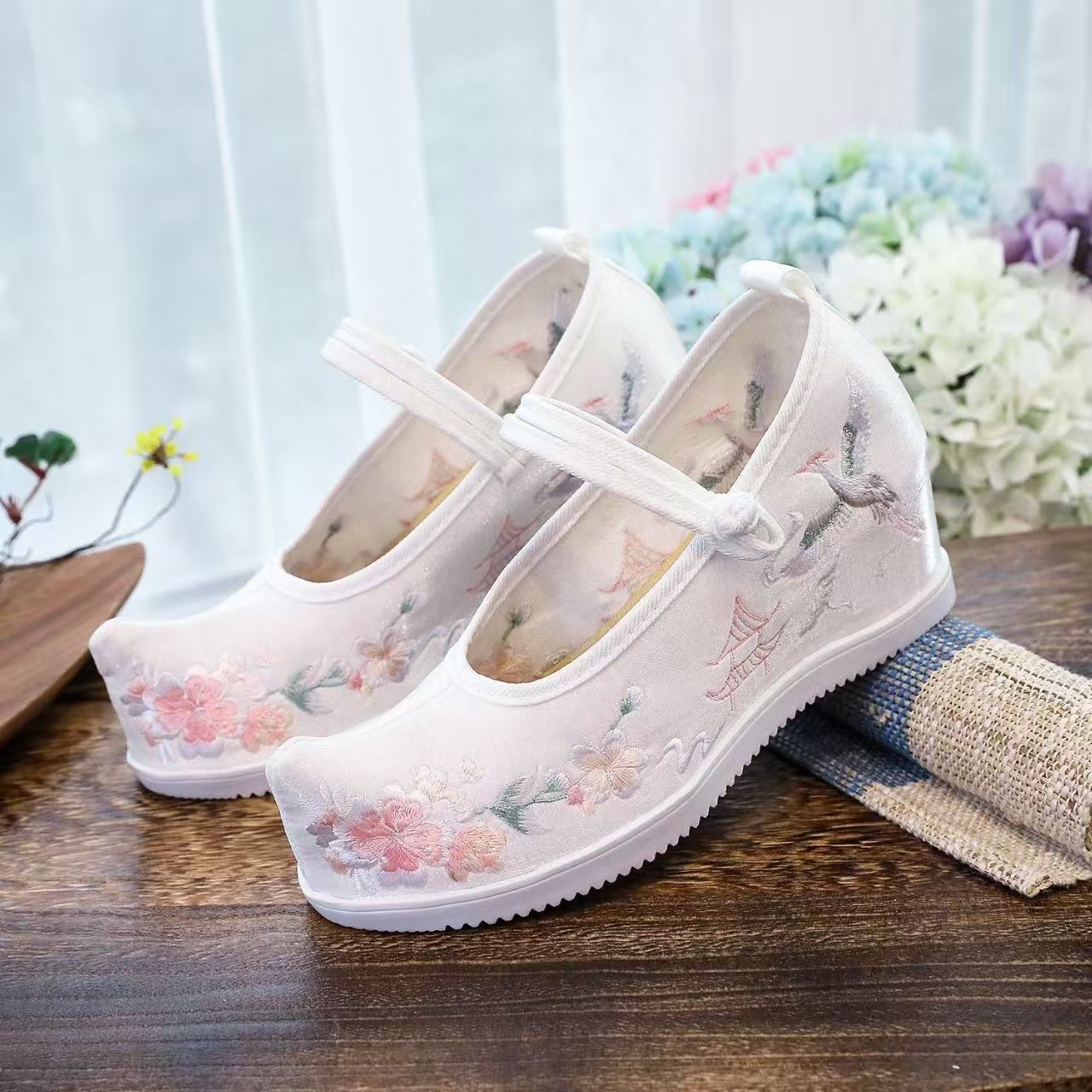 รองเท้าผู้หญิงแบบมีปักลายด้านใ - Embroidery Style บทวิจารณ์และราคา