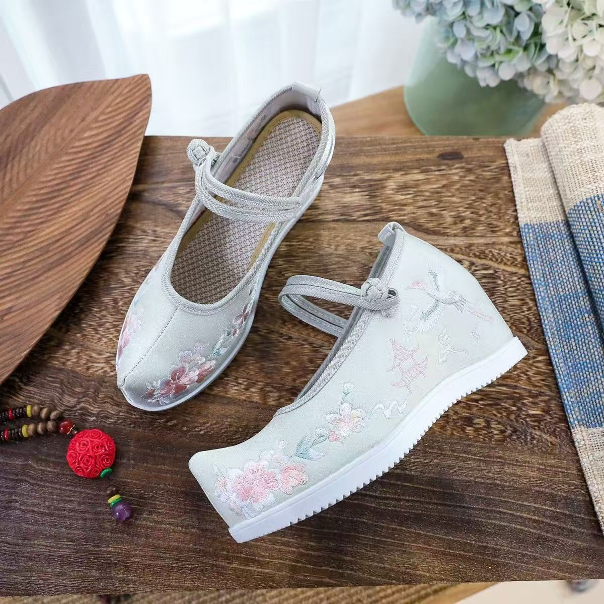 รองเท้าผู้หญิงแบบมีปักลายด้านใ - Embroidery Style บทวิจารณ์และราคา