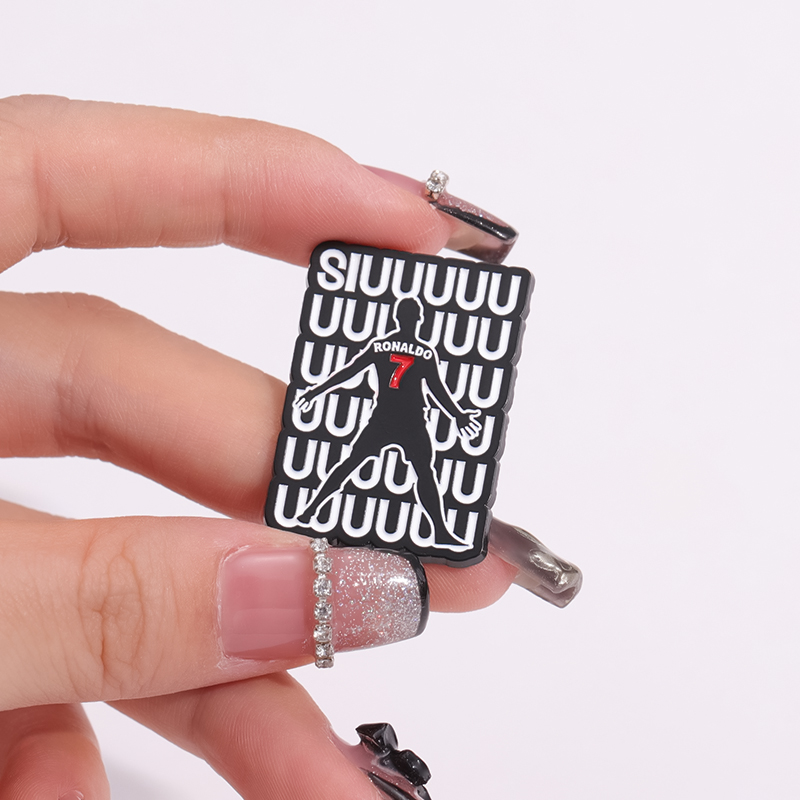 การ์ตูนฟุตบอลตัวอักษรเคลือบ Pi - Embroidery Initials บทวิจารณ์และราคา