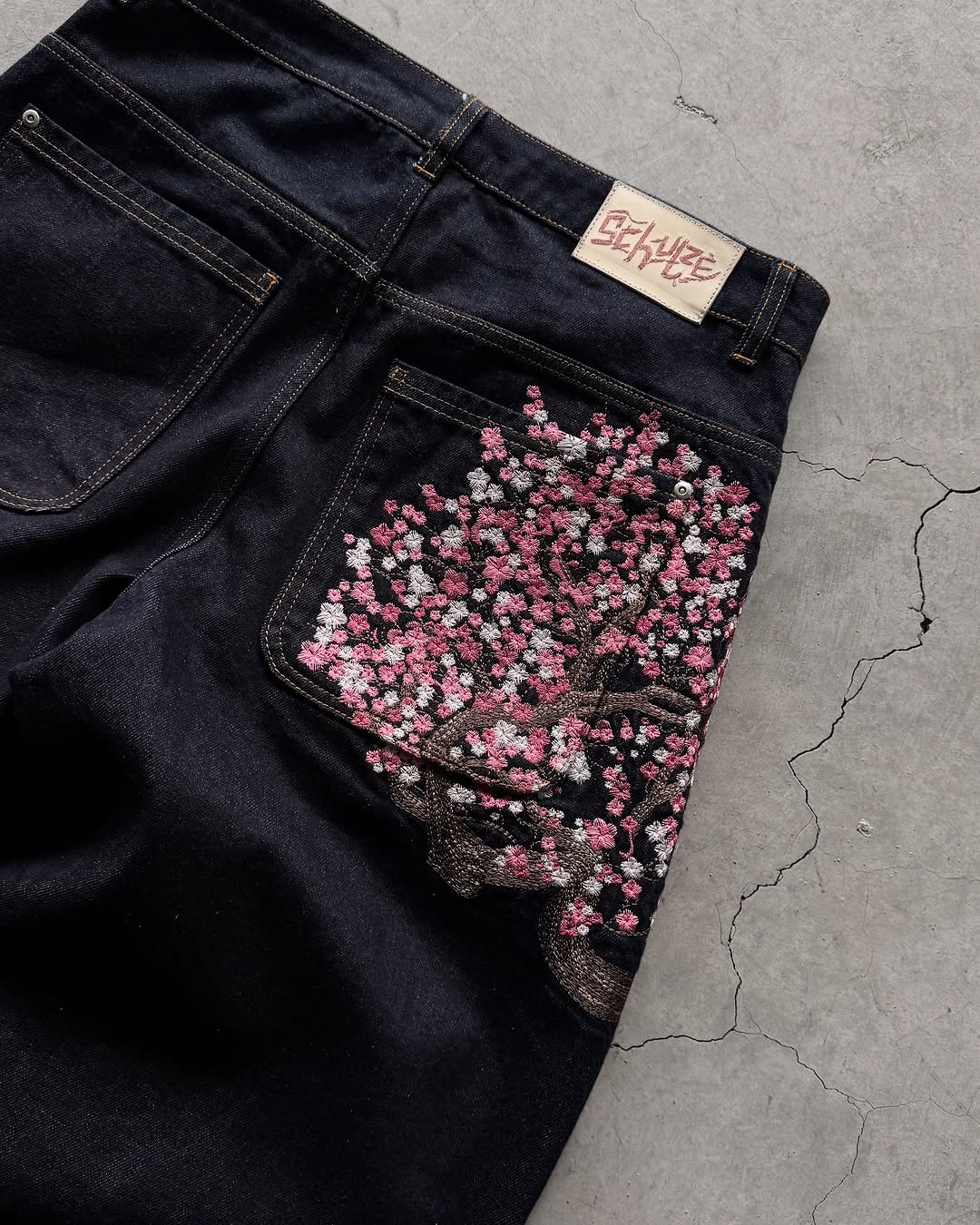 กางเกงยีนส์ผู้ชายลายปักซากุระ  - Embroidery Jeans Sakura บทวิจารณ์และราคา