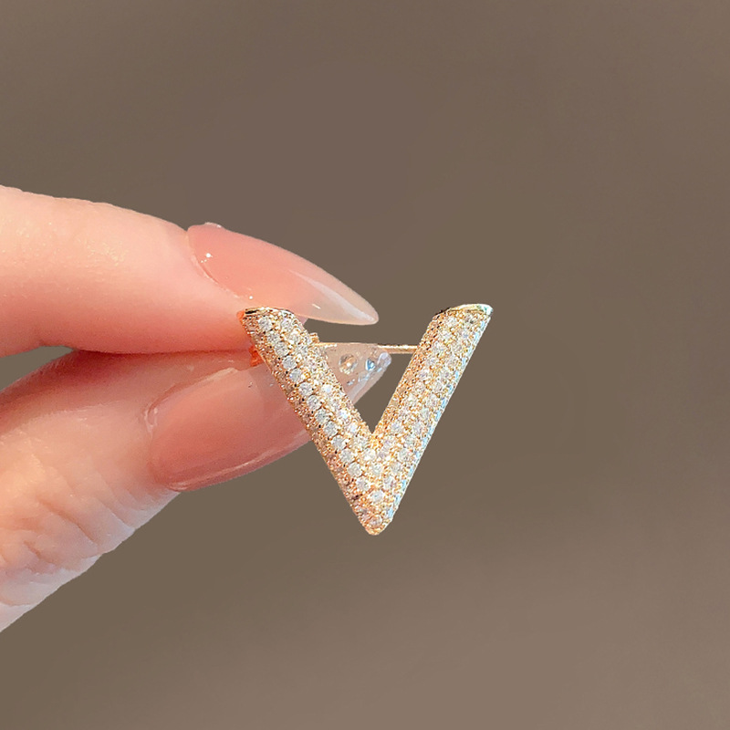 เข็มกลัดรูปตัว V ประดับเพชรเม็ - Embroidery Initials บทวิจารณ์และราคา