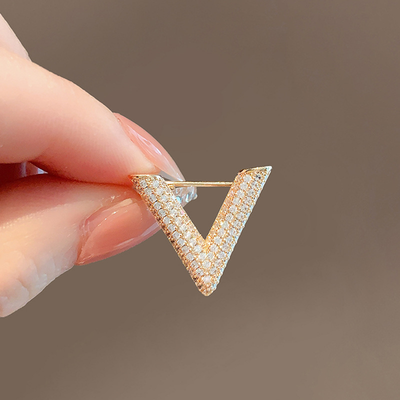 เข็มกลัดรูปตัว V ประดับเพชรเม็ - Embroidery Initials บทวิจารณ์และราคา
