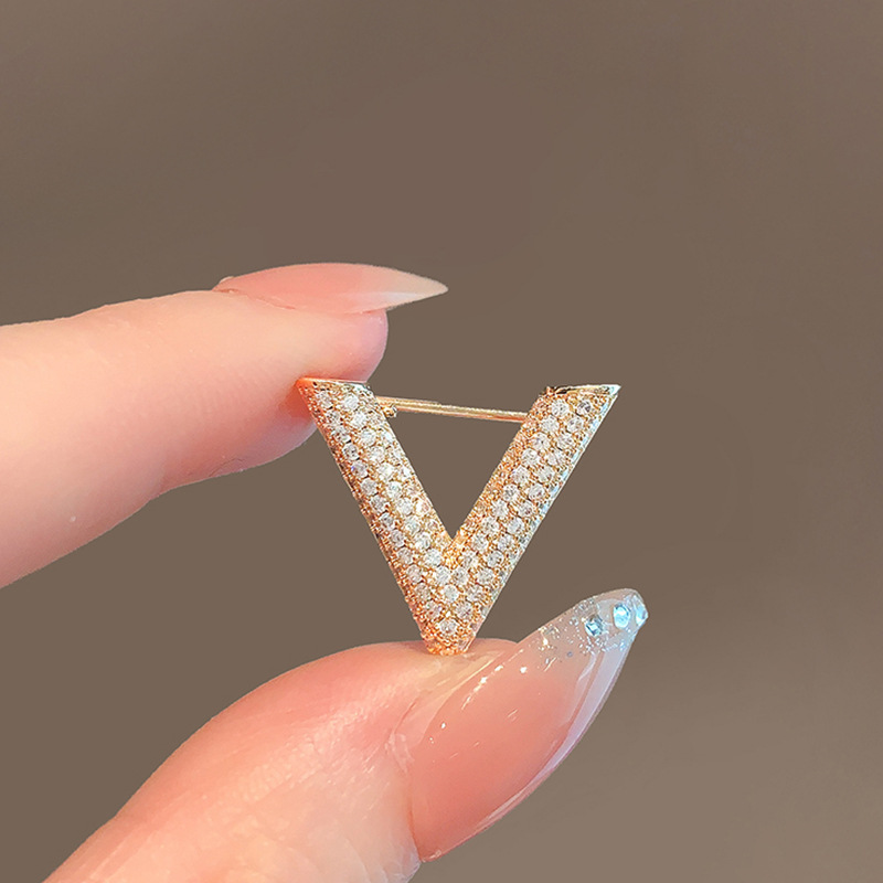 เข็มกลัดรูปตัว V ประดับเพชรเม็ - Embroidery Initials บทวิจารณ์และราคา